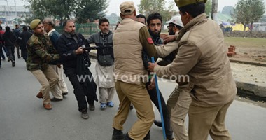  بالصور.. الشرطة الهندية تعتقل الشيعة خلال احتفالات عاشوراء
