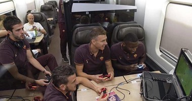 روما يستعد لمواجهة فيورنتينا بلعبة "فيفا 16"