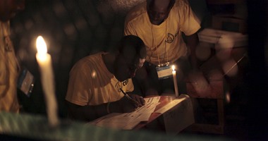 بالصور.. الناخبون فى هايتى يختارون رئيسا على أضواء الشموع