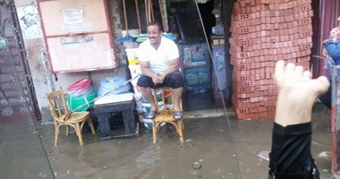 بالصور.. غرق المحال التجارية بالإسكندرية فى مياه الأمطار