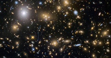 تليسكوب "هابل" يلتقط صورة لـ250 مجرة صغيرة عمرها 900 مليون عام