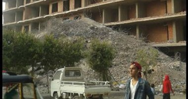 صحافة المواطن.. إزالة برج القماشين بميدان المسلة فى المطرية