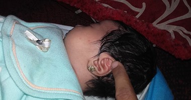 بالصور.. طبيب يلتقط صورة لمولودته.. ويؤكد: لفظ الجلالة على أذنها