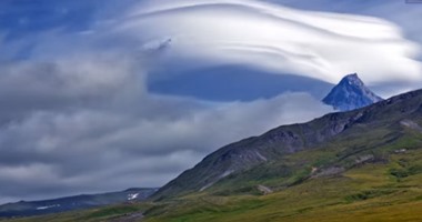 بالفيديو.. ظاهرة غريبة.. السحب تأخذ شكل إسطوانى حول فوهة براكين روسية