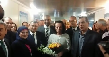 بالفيديو والصور.. استقبال الموسيقار العالمى "يانى" بالورود فى مطار القاهرة