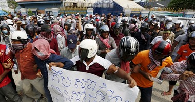 بالصور.. نائبان فى البرلمان الكمبودى يتعرضان للضرب خلال احتجاج لأنصار الحكومة