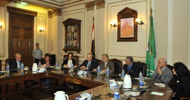 رئيس جامعة القاهرة يبحث مع وفد المعونة الأمريكية المشروعات البحثية
