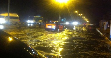 بالصور.. شوارع الغردقة تغرق فى مياه الأمطار واستغاثات بالمسئولين لإنقاذها