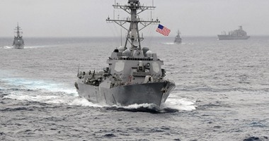 سفينة حربية أمريكية تعبر قرب جزيرة تحتلها بكين فى بحر الصين الجنوبى