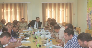 محافظ الفيوم يتابع سير إنتخابات جولة للإعادة بغرفة العمليات