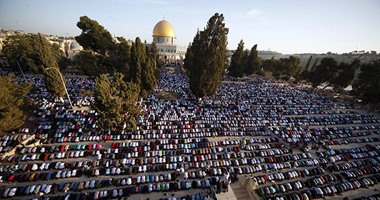 بالصور.. مئات الآلاف من الفلسطينيين يؤدون صلاة الجمعة بالمسجد الأقصى
