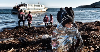 بالصور.. تدفق عشرات اللاجئين عبر بحر "إيجه" إلى اليونان