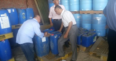 تموين العاشر من رمضان يضبط 2 طن مواد كيماوية مجهولة بشركة عصائر كبرى