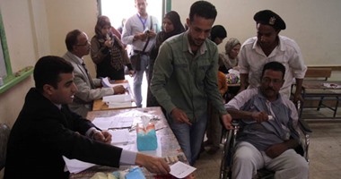 بالفيديو.. ‏قوات الأمن تقدم المساعدة لكبار السن للتصويت بجولة إعادة الانتخابات