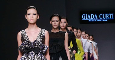 فساتين بالألوان تميز عرض"جيادا كورتى" بأسبوع الموضة فى بكين