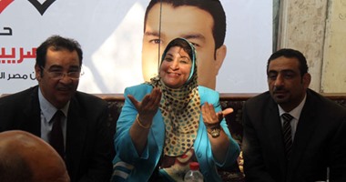 مندوبو المرشحين بإمبابة يوجهون الناخبين أمام لجان جولة الإعادة