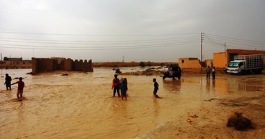 تجدد سقوط الأمطار بشمال سيناء وسط فرحة الأهالى