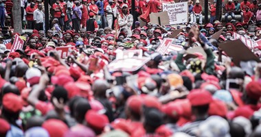 بالصور.. تظاهر الآلاف فى جنوب افريقيا احتجاجا على سياسة المؤسسات الاقتصادية