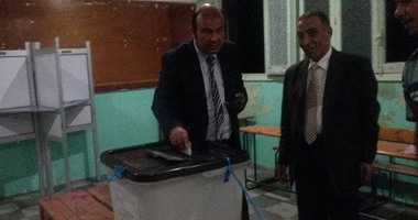 وزير التموين يدلى بصوته فى جولة الإعادة بالإسكندرية
