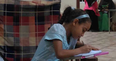 بالصور.. ابنة مندوبة مرشح بالغردقة تكتب الواجب المدرسى بالمقر الانتخابى