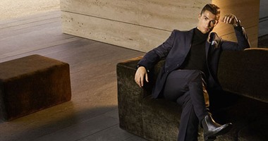 بالصور.. رونالدو يُروج لأحدث إصدارات أحذية جلدية ماركة "CR7"