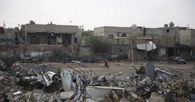 بالصور..الغارات الجوية تدمر مدينة دوما ونزوح 120 ألف شخص من حمص وحلب بسوريا