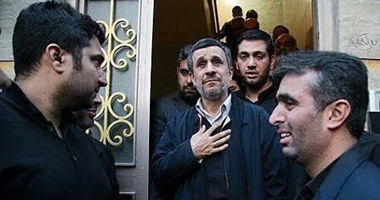 بالصور..رئيس إيران السابق يبكى على حارسه الشخصى الذى قتل فى سوريا