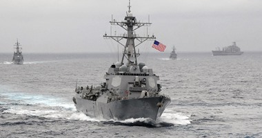 سفن إيرانية تعترض مدمرة أمريكية فى مضيق هرمز