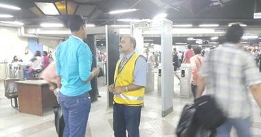 بالصور.. وزير النقل يخصص أفرادا بالمترو لمساعدة الركاب وحل مشاكلهم