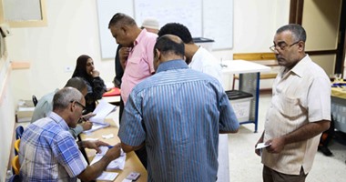 تكدس أنصار مرشحى الأهرام أمام لجنة رمسيس الابتدائية قبل إغلاق باب التصويت