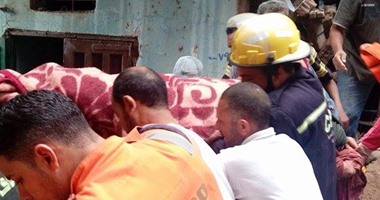 الحماية المدنية تستخرج 6 مصابين من تحت أنقاض عقار الإسكندرية المنهار