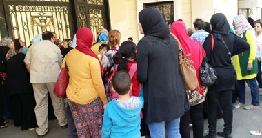 أولياء أمور يتجمعون أمام "التعليم" للمطالبة بفتح التحويلات بين المدارس