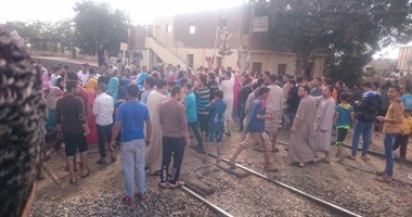 بالصور.. أهالى قرية بالعياط يقطعون السكة الحديد لخسارة مرشحهم بالانتخابات