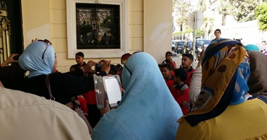 أولياء أمور مدرسة هشام بركات المتظاهرون: مفيش مدرسين وأولادنا فى الشارع