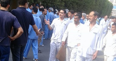 عمال "باندا" يواصلون إضرابهم عن العمل احتجاجًا على فصل زملائهم 