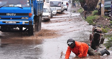 بالصور.. الأمطار الغزيرة تشرد مئات الأشخاص فى العاصمة الكينية نيروبى