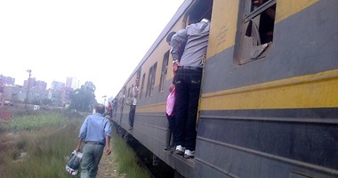 توقف قطار الإسكندرية - القاهرة بمحطة كفر الزيات بسبب عطل فى تيل الفرامل
