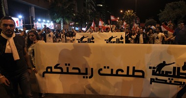 بالصور.. حملة "طلعت ريحتكم" تواصل التظاهر فى لبنان للتنديد بأزمة النفايات