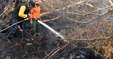 بالصور.. الأمطار تنقى إندونيسيا من سحابة الدخان وسط جهود احتواء الحرائق