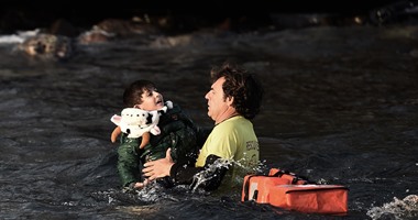 بالصور.. غرق 17 طفلا من اللاجئين فى تحدى مياه البحر بين تركيا واليونان