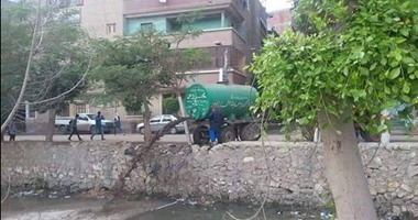 "صحافة المواطن".. عربة مجلس مدينة السنبلاوين تلقى مخلفات الصرف بمجرى المياه