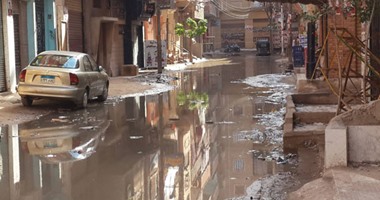 صحافة المواطن.. بالصور.. شوارع المنشية بالمحلة تغرق بمياه الصرف الصحى