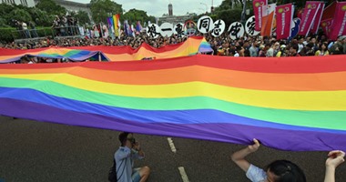 بالصور.. أعلام قوس قزح تتصدر مسيرة المثليين فى تايوان للمطالبة بإقرار زواجهم