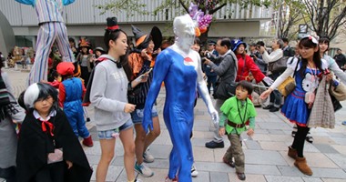 شوارع اليابان تمتلئ بالأشرار احتفالا بالهالووين