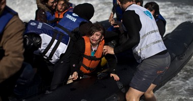بالصور.. جهود الإنقاذ بعد غرق قارب على متنه 150 شخصا بسواحل اليونان