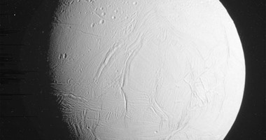 ناسا تنشر أحدث صورة مذهلة لقمر كوكب زحل الجليدى الأقرب من نوعها