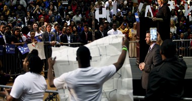 بالصور.. محتجون من حركة"حياة السود مهمة"يقاطعون هيلارى كلينتون أثناء خطاب