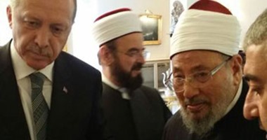 بالفيديوهات.. بعد استخدامه الدين لدعم تركيا.. تاريخ نفاق القرضاوى لأردوغان