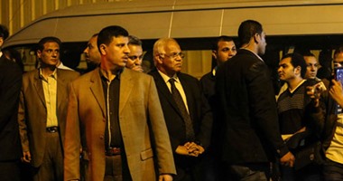 بالفيديو والصور.. وصول محافظ القاهرة إلى مشرحة زينهم أثناء تشريح جثث ضحايا الطائرة الروسية