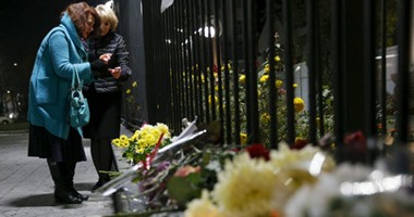 بالصور.. زهور أمام سفارة موسكو بكييف على أرواح ضحايا الطائرة الروسية
